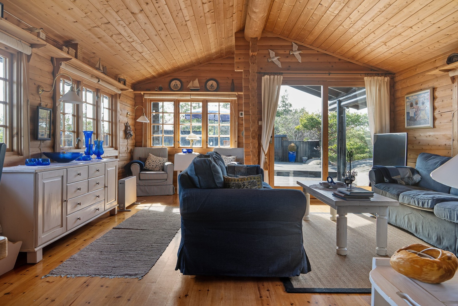 Romslig stue med god takhøyde og store vindusflater med mye naturlig lys Galleribilde