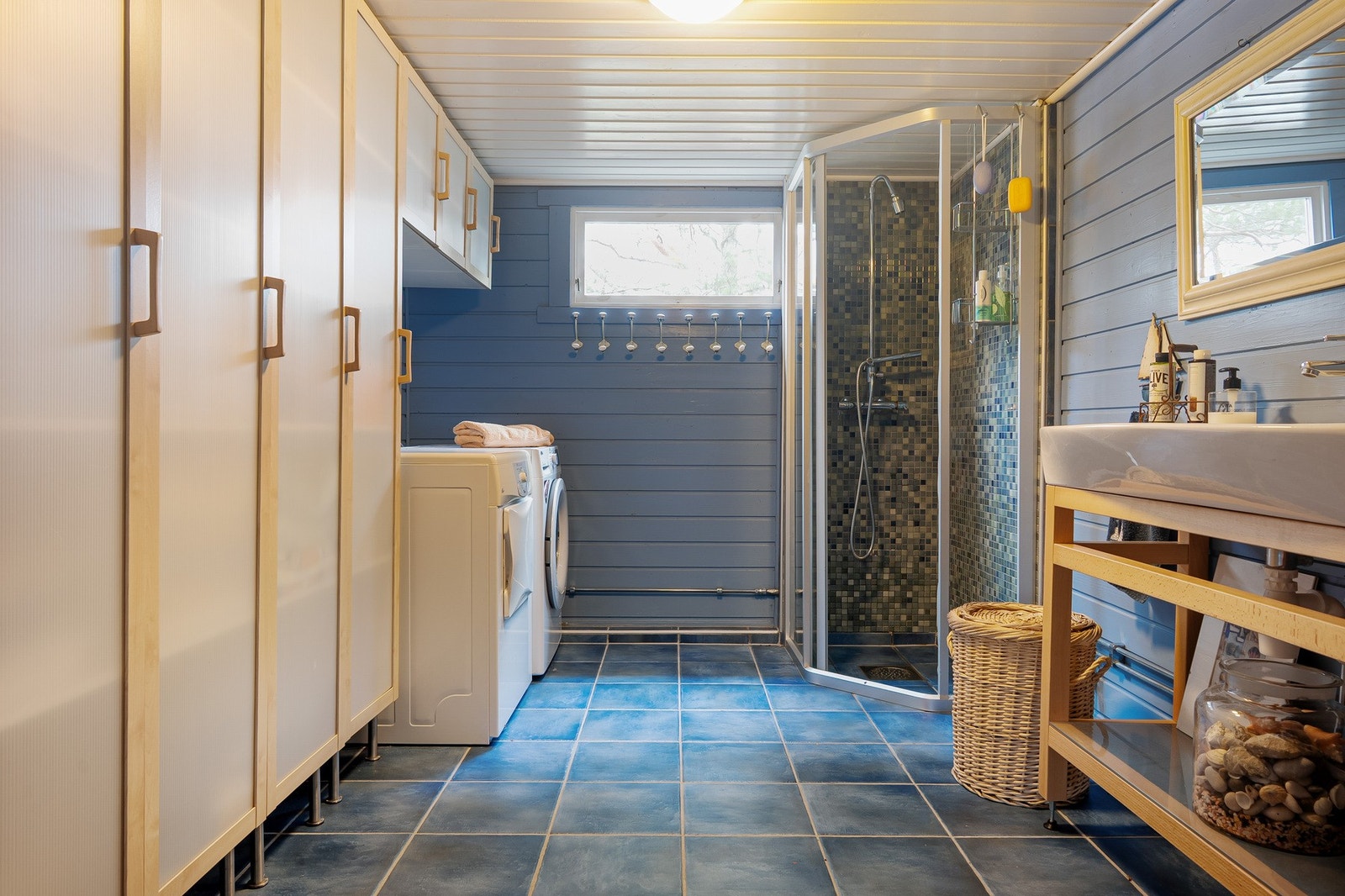 Romslig rom benyttet som bad med servantinnredning, dusjkabinett og toalett. Galleribilde