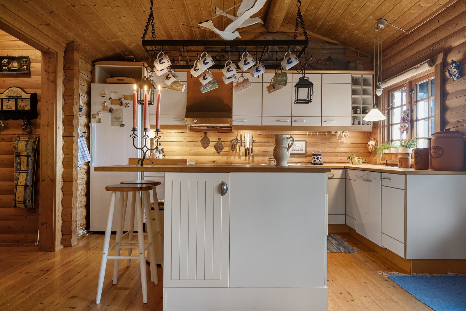 Innredningen har frittstående komfyr, oppvaskmaskin og kjøleskap fra 2022 Galleribilde