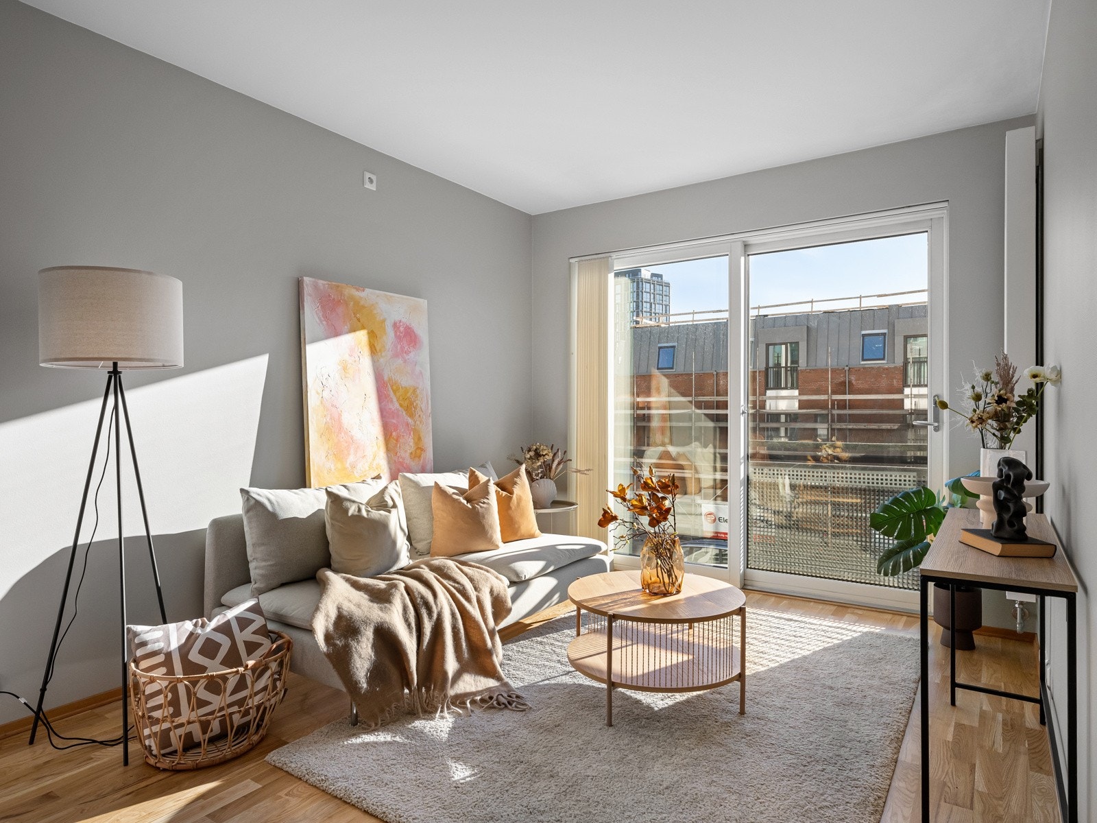 God stue med mulighet til å møblere i to soner med sofa og spisebord Galleribilde