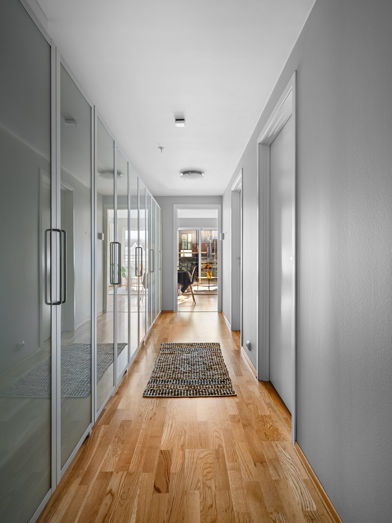 Gang med rikelig med garderobeskap for oppbevaring Galleribilde