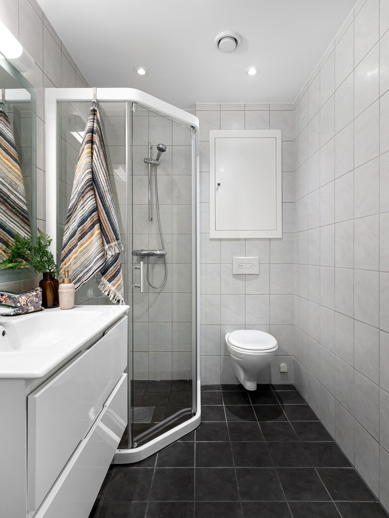 Pent og innbydende baderom med varme i gulvet Galleribilde