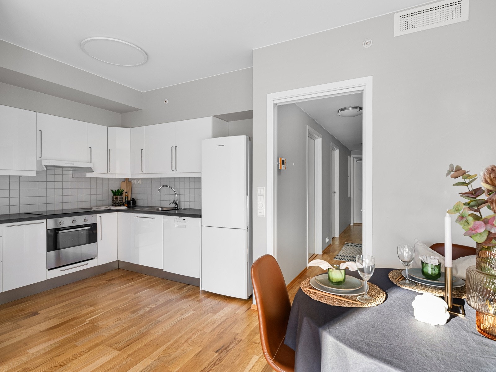 Pent kjøkken med hvitevarer Galleribilde