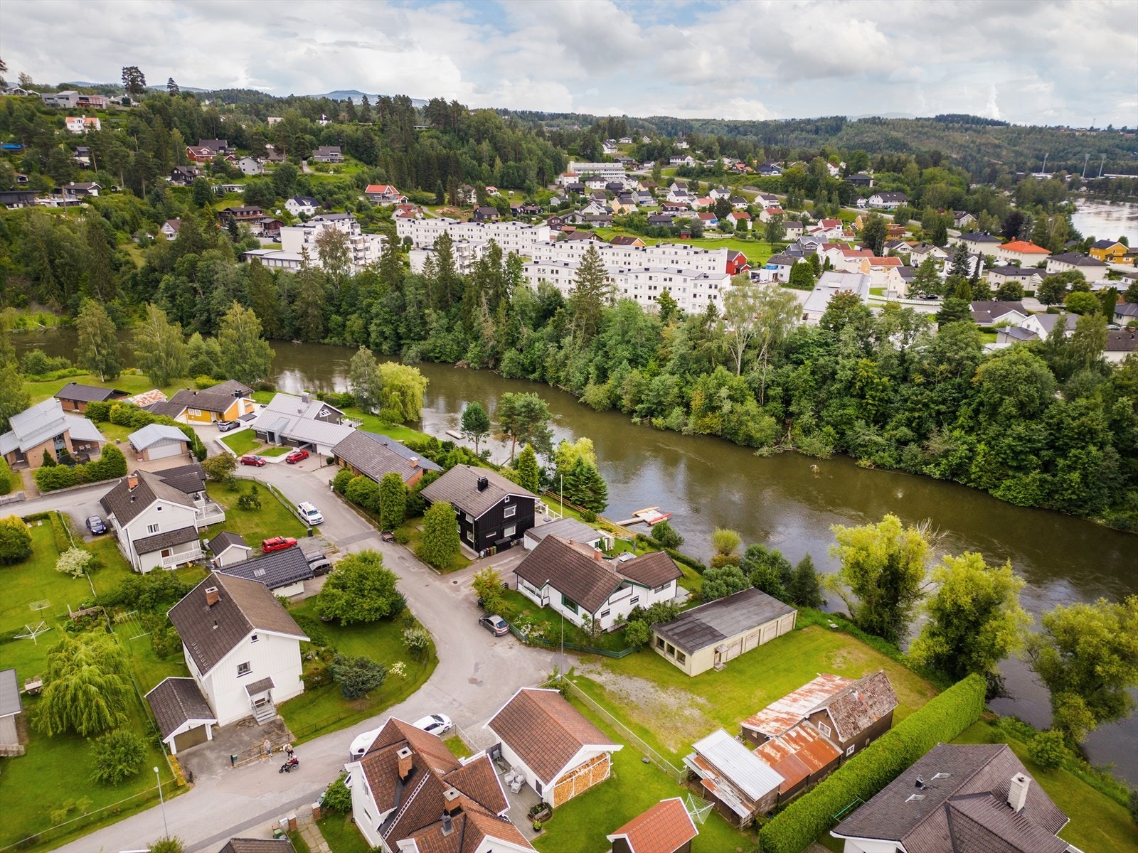 Tomten er nylig blitt utfordret av vannstanden i elven men eiendommen var ikke vesentlig påvirket av vann. Galleribilde