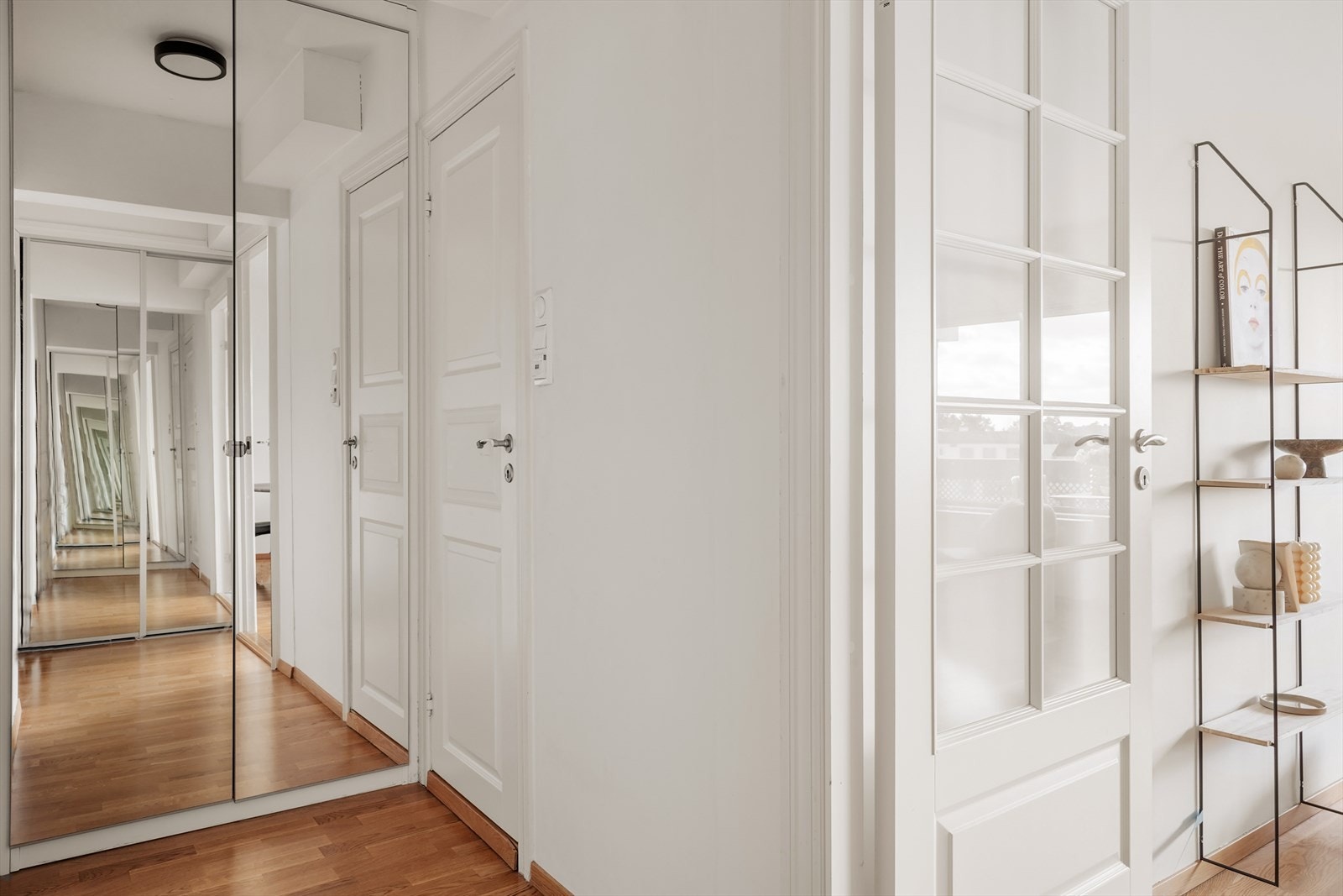 I gangen er det god plass til å henge av seg yttertøy og sette fra seg sko i skyvedørsgarderobe Galleribilde