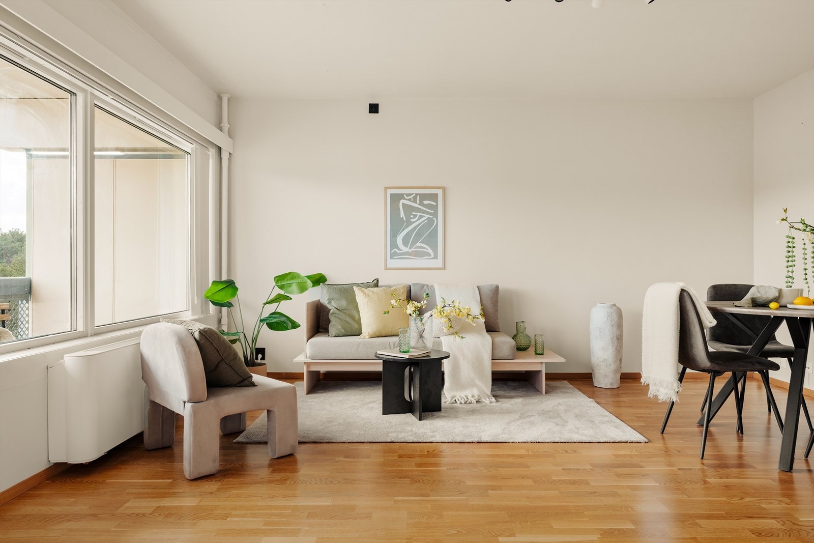 I stuen er det god plass til både sitte- og spisegruppe Galleribilde