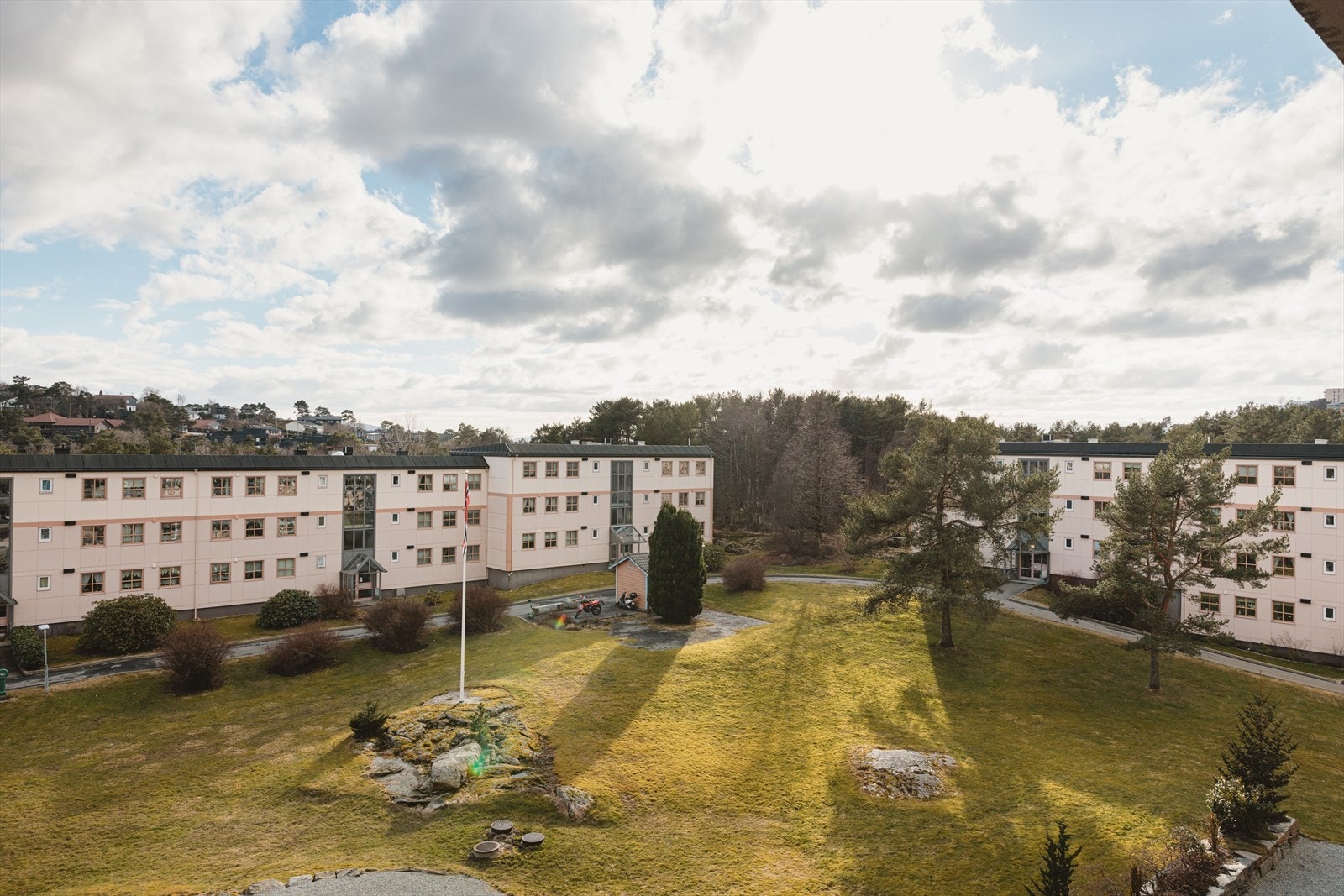 Fra balkongen har man fin utsikt over nærområdet og byfjellene Galleribilde