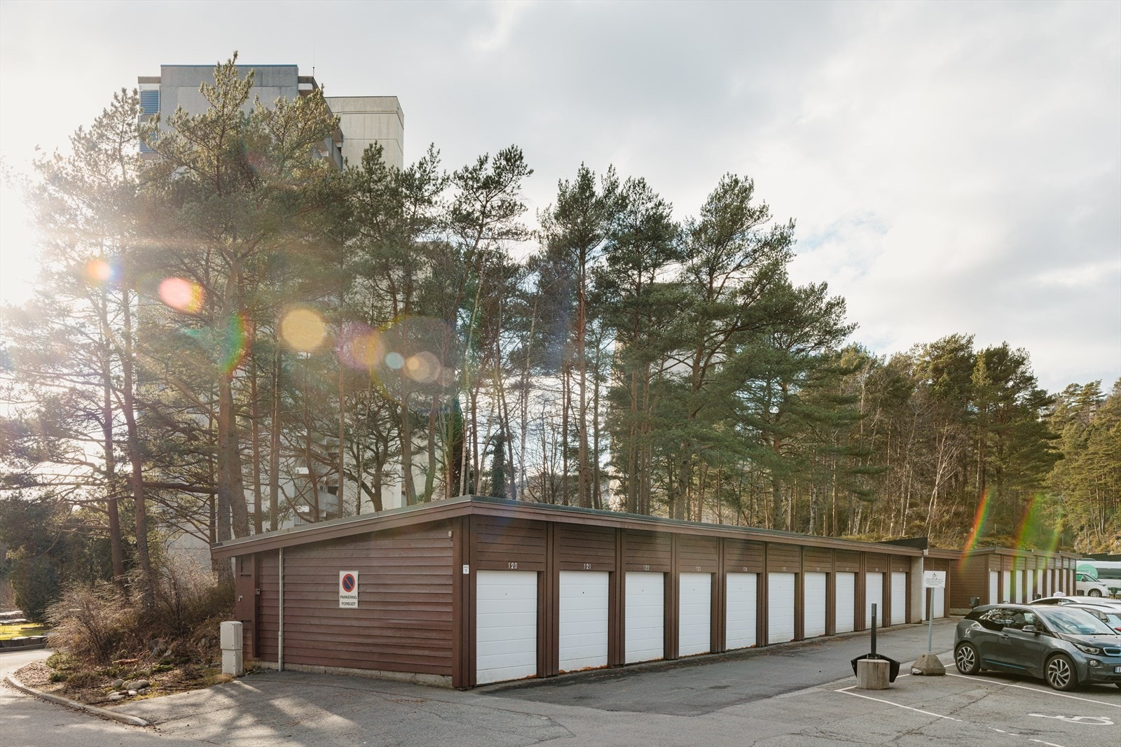 Beboerparkering på felles parkeringsplass. Det er pt. venteliste på garasjeplasser, men ledig på utvendig parkeringsplass. Galleribilde