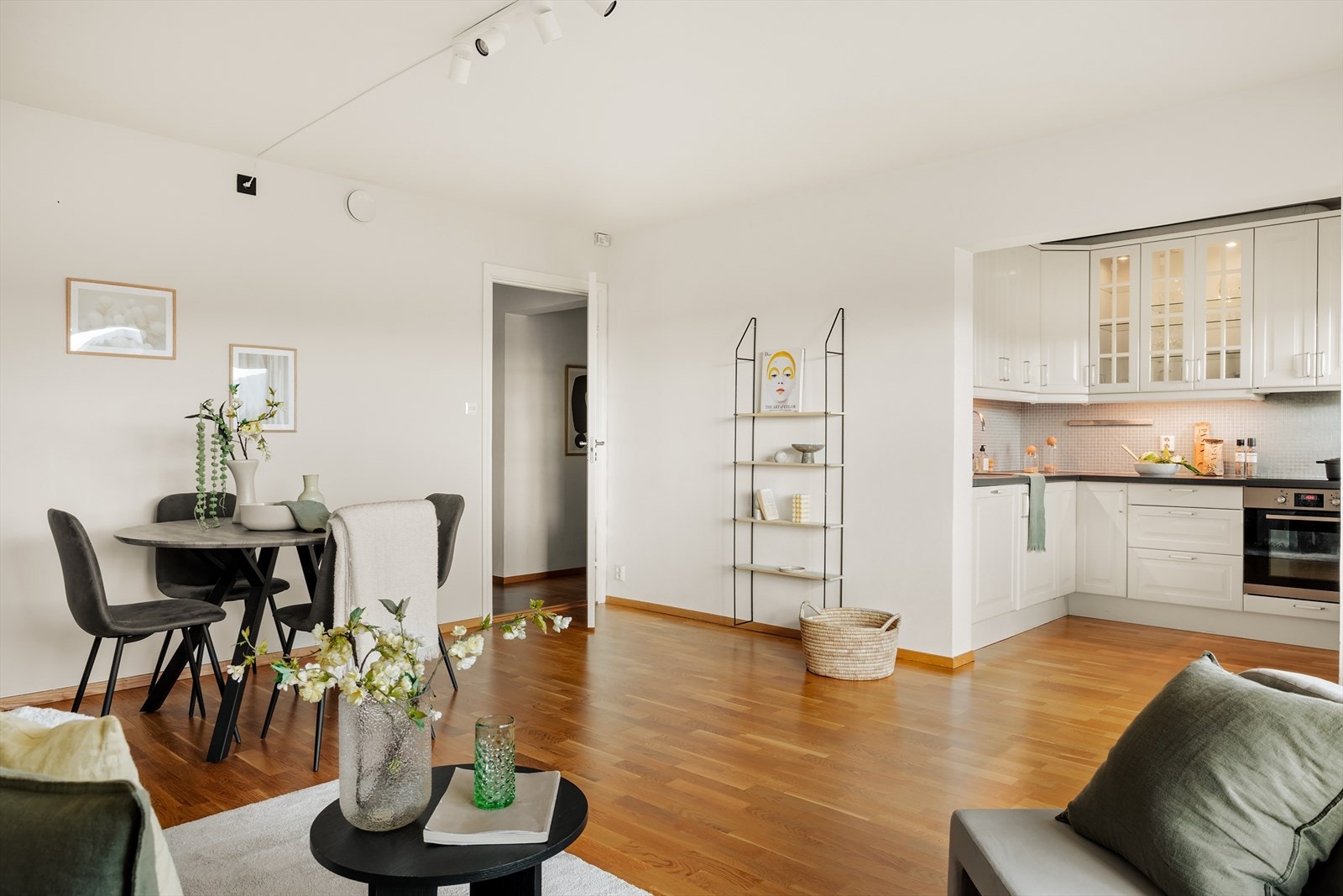Leiligheten ligger i byggets 4.etasje og inneholder entrè, gang, bad/vaskerom, soverom, stue, kjøkken og innvendig bod/garderobe. Galleribilde