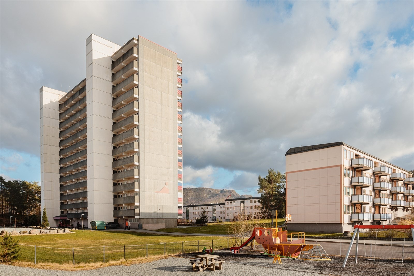 Borettslagets tomt er pent opparbeidet med bla. lekeplass Galleribilde