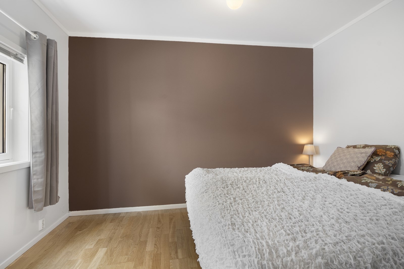 Pent hovedsoverom med god plass til dobbelseng med tilhørende nattbord. Malte vegger og eikeparkett på gulv. Galleribilde