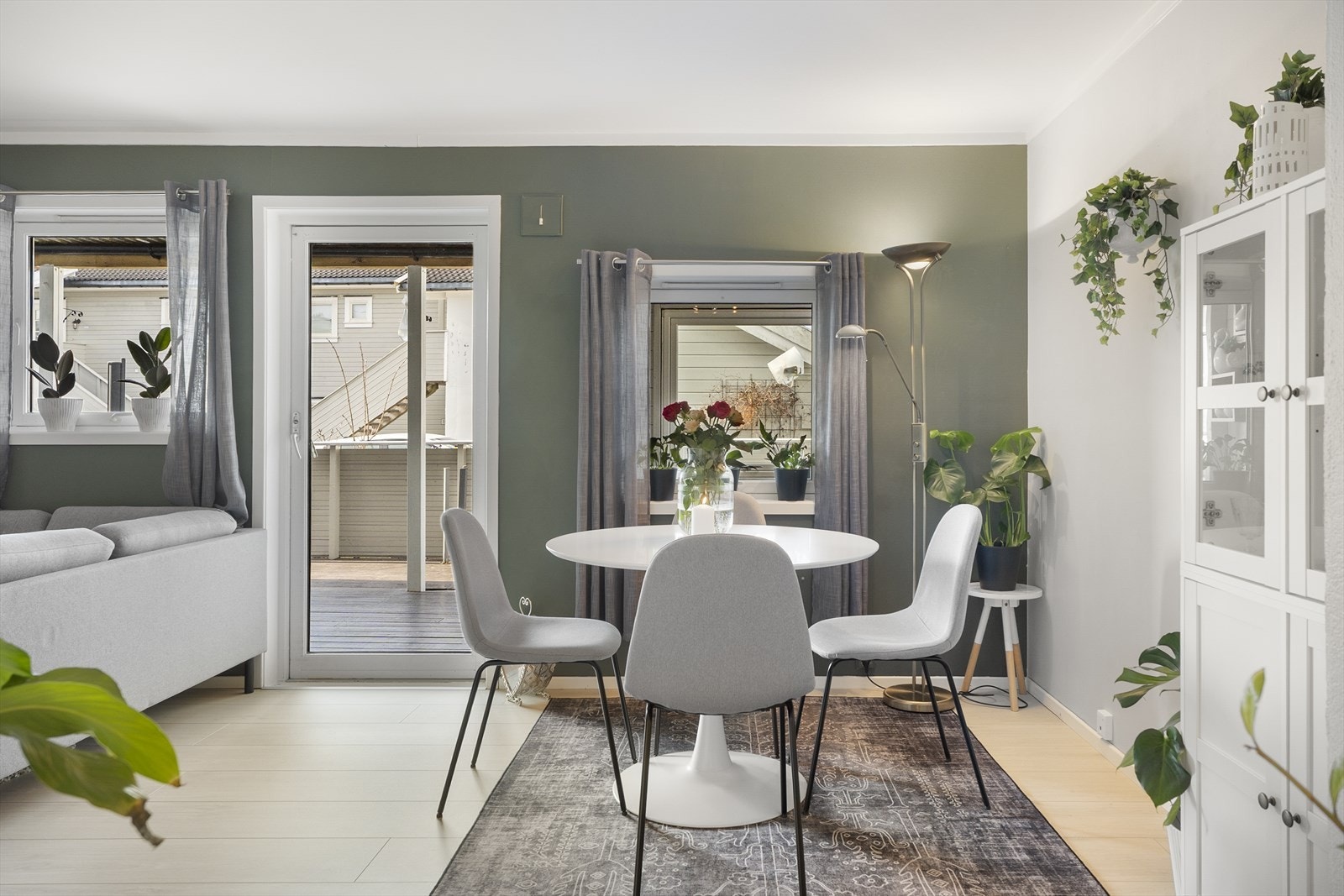 Fra stuen er det utgang til herlig, vestvendt terrasse. Galleribilde