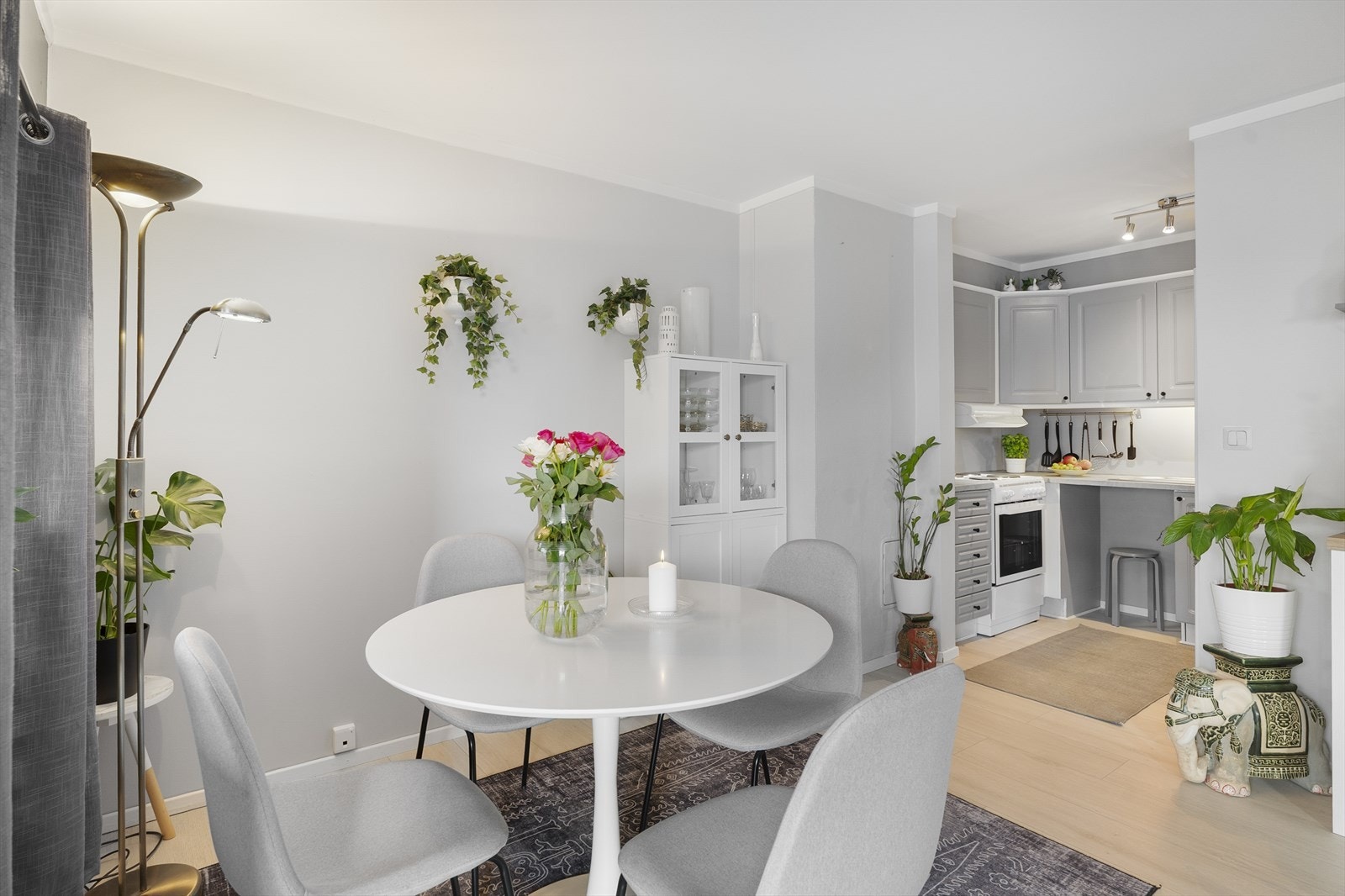 Spiseplass ved kjøkkenet. Galleribilde