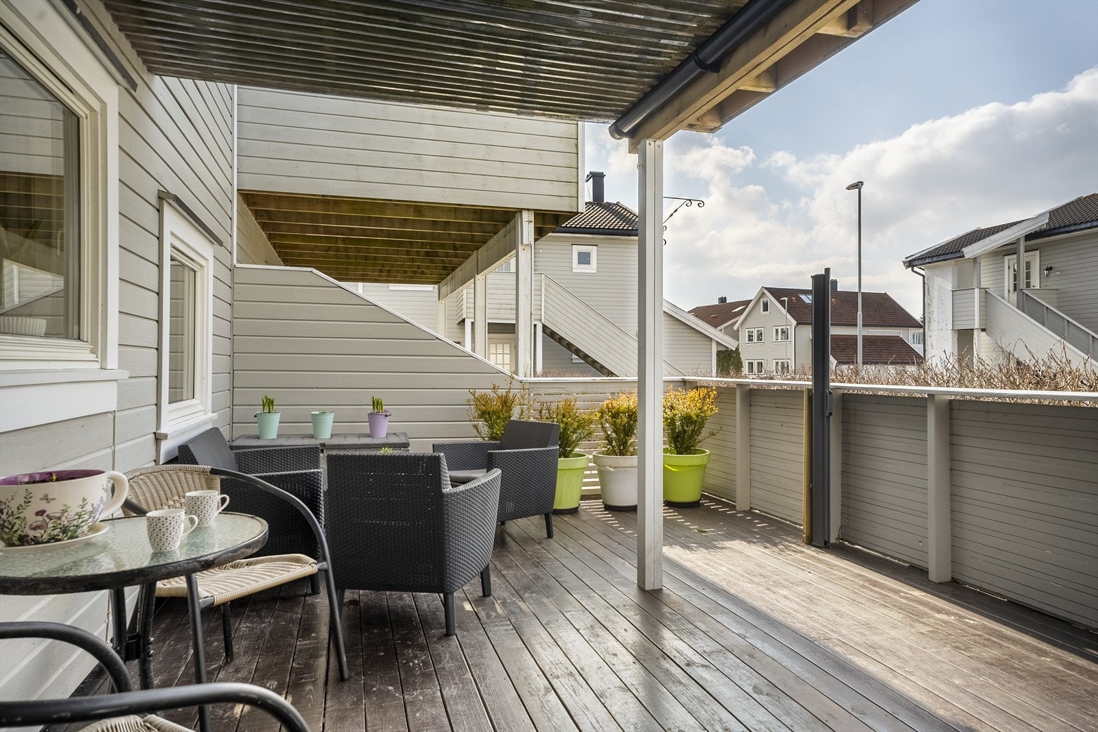 Terrassen er delvis overbygget og har gode solforhold. Galleribilde