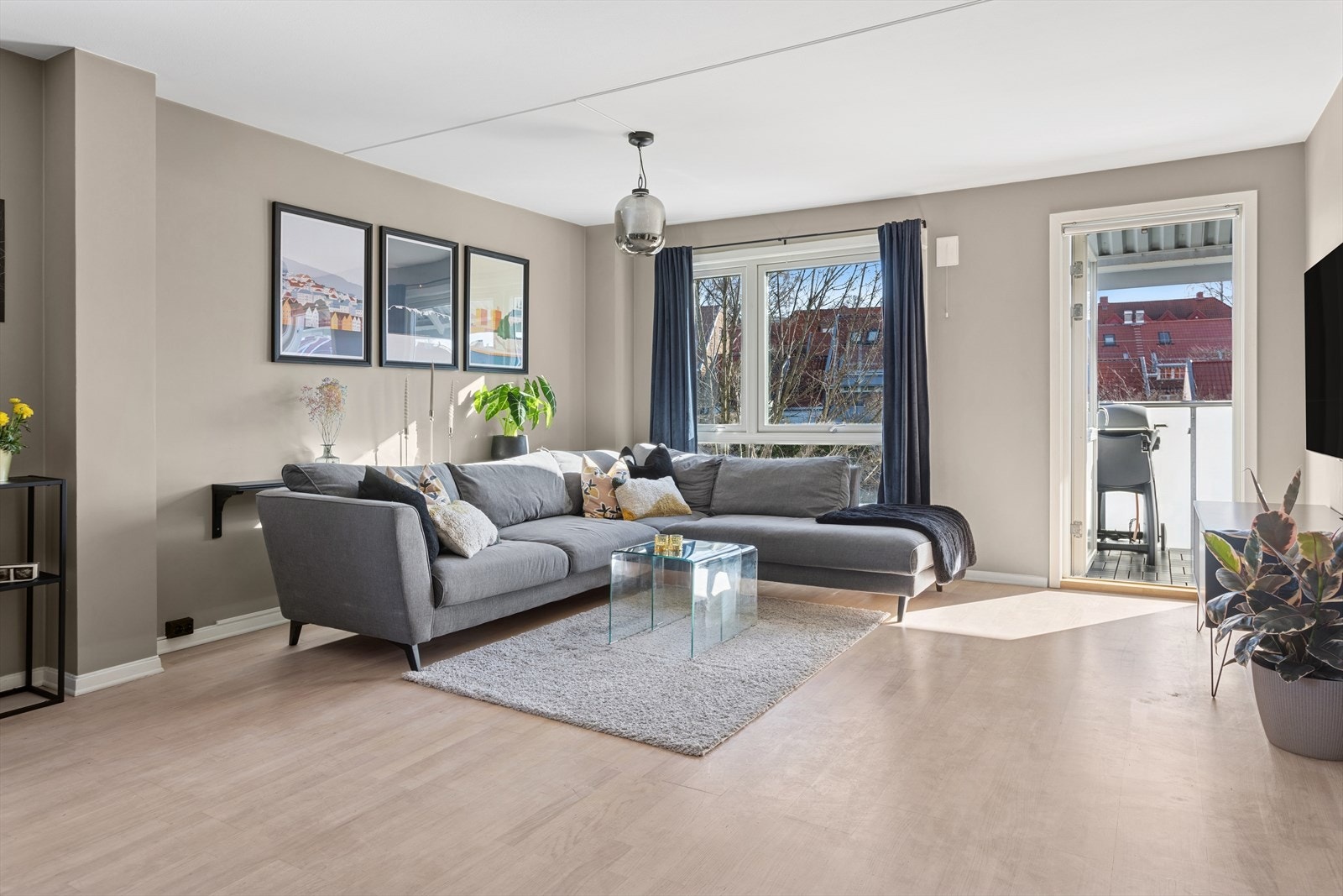 Stuen har en meget god romfølelse og oppleves lys og luftig. Galleribilde
