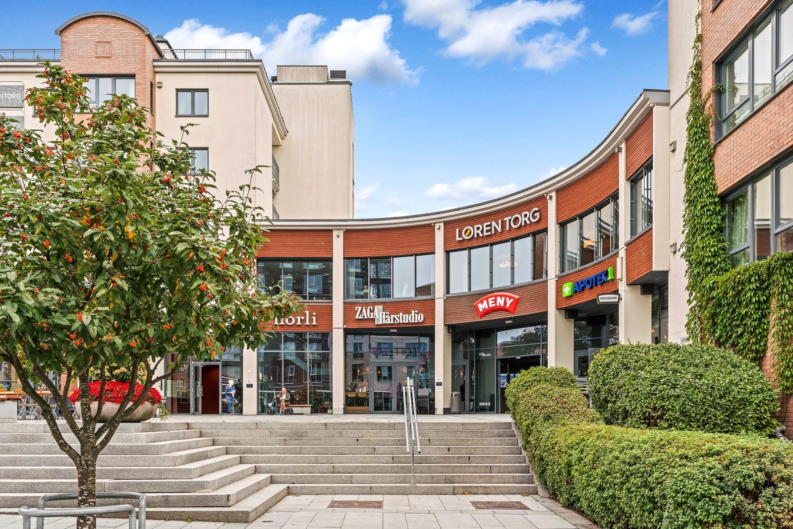 Det er også kort vei opp til Løren hvor du finner Meny, blomsterbutikker, restauranter, treningssentre og mye mer. Galleribilde