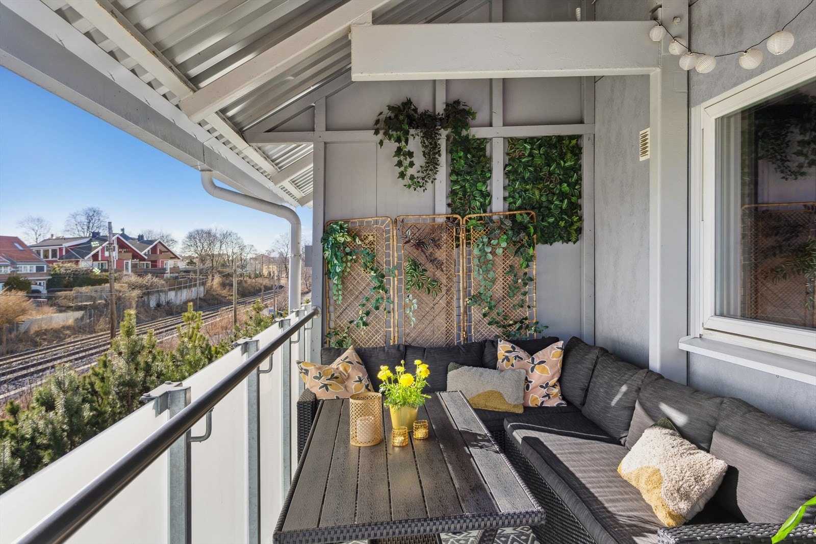 Balkongen er stor og kan enkelt innredes med sittegruppe, planter og blomster. Det er også lov med grill. Galleribilde