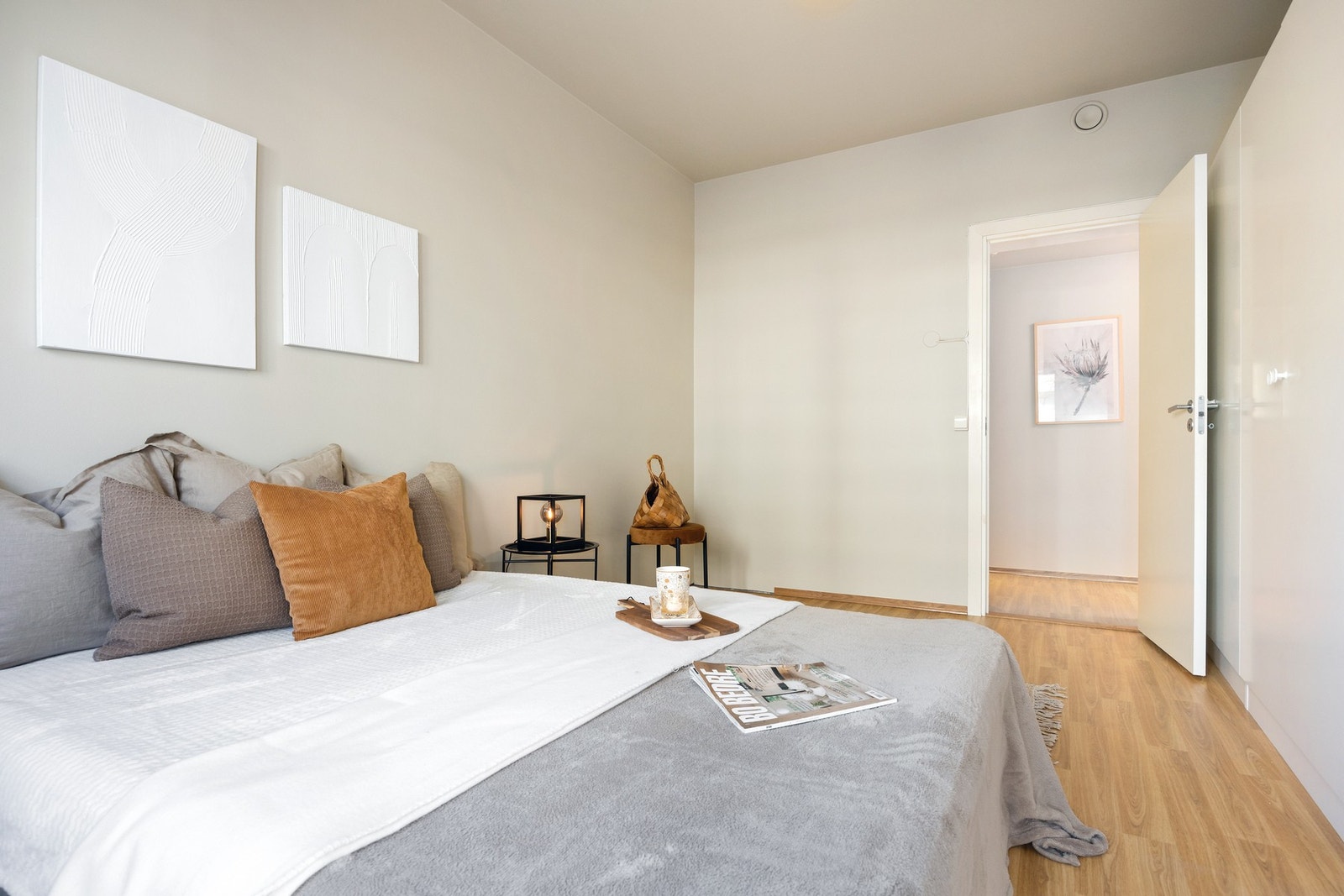 God plass til dobbeltseng i soverom 1. Leiligheten har god takhøyde. Galleribilde