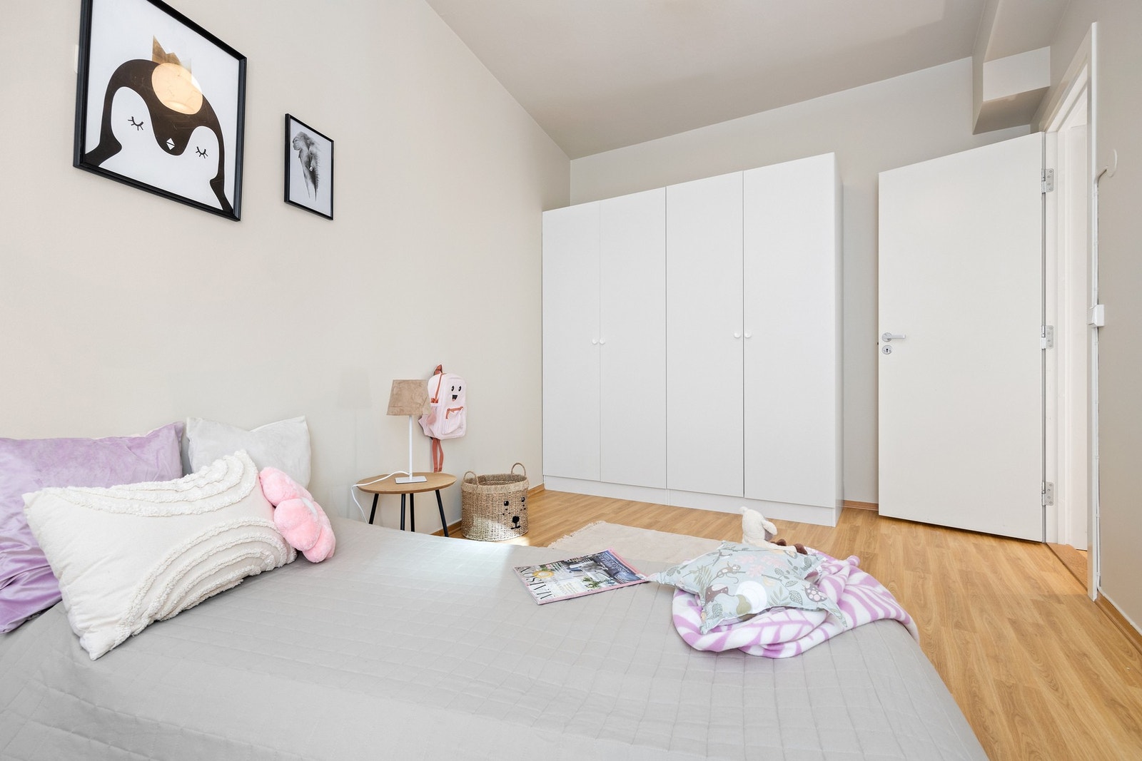 Soverom 1 er også av god størrelse og inkludert garderobeskap. Galleribilde