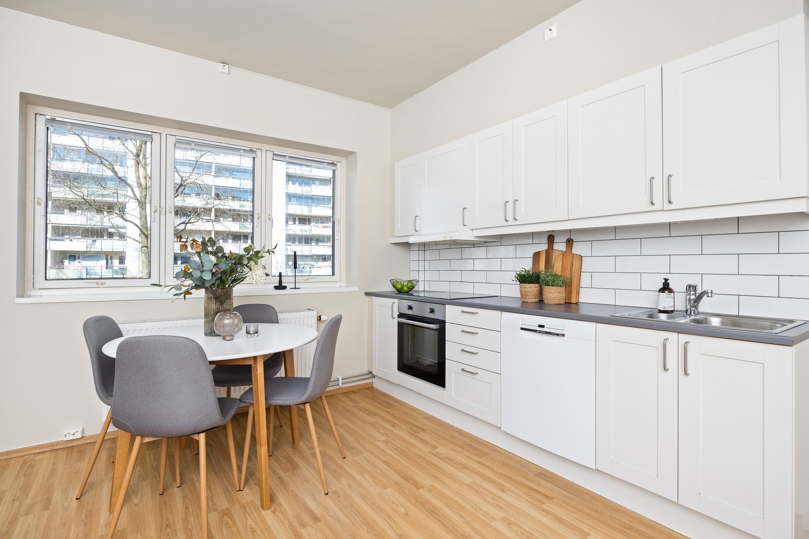 Kjøkkeninnredning med hvite fronter og hvitevarer som medfølger. Kjøleskap kan plasseres til høyre for kjøkkenet. Galleribilde