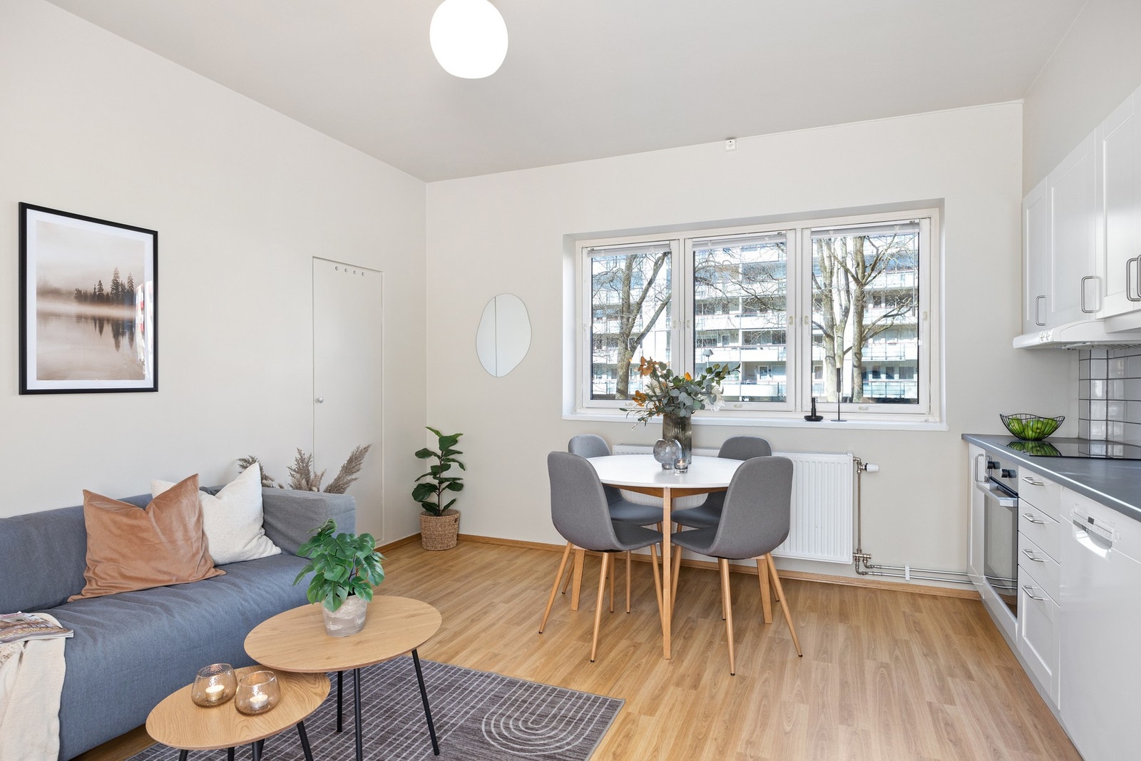 Trivelig stue med nymalte overflater. Varmtvann og varme er inkludert i fellesutgiftene. Galleribilde