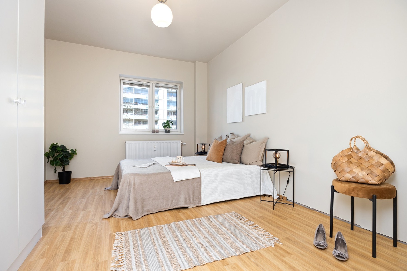 Leiligheten har 3 soverom. Soverom 1 er av god størrelse og har garderobeskap som medfølger. Galleribilde