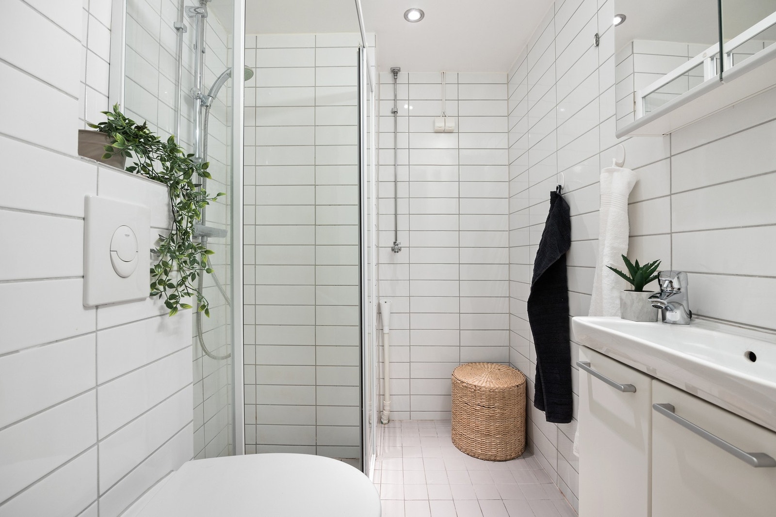 Det er varme i gulvet og opplegg for vaskemaskin. Galleribilde