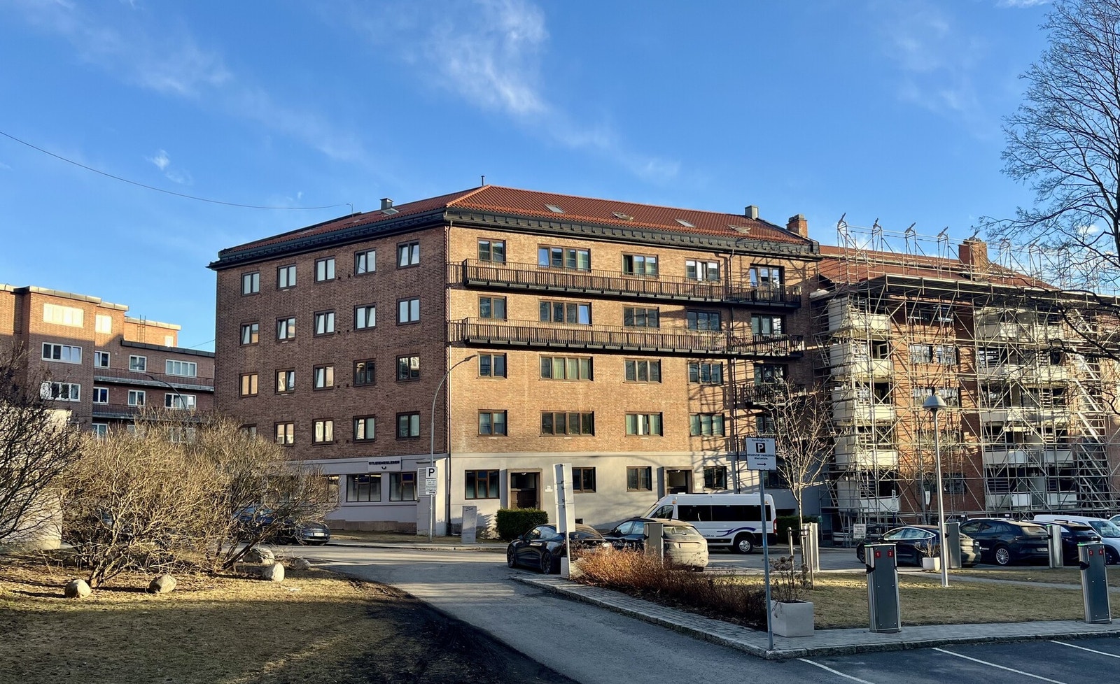 Velholdt mursteinsgård fra 1937 som ble betydelig oppgradert fra 2010-2012 med nytt tak, nye vinduer, elektrisk, jordvarme, solcellepaneler etc. Galleribilde