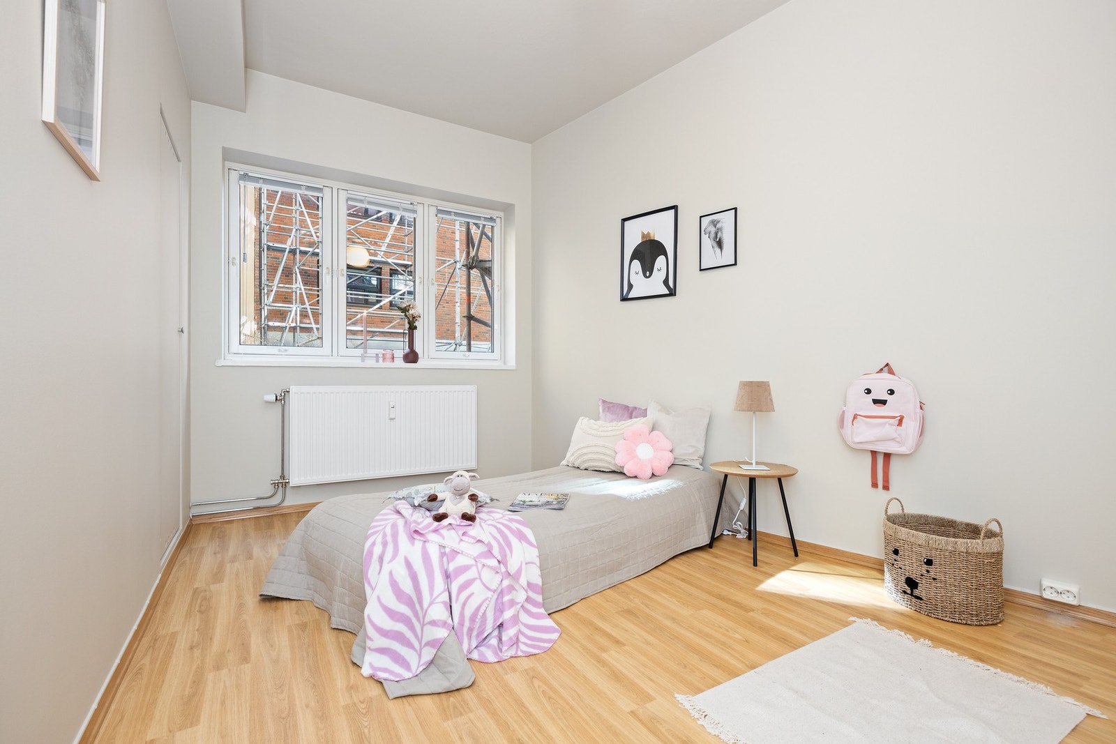 Soverom 2 vender i sin helhet mot bakgård (PS: Stillaser er midlertidig arbeid på nabogården). Galleribilde