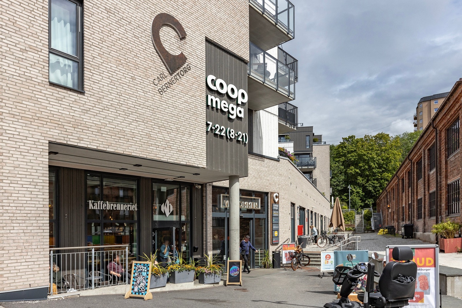 Carl Berner Torg med butikker ligger like nede i veien. Galleribilde