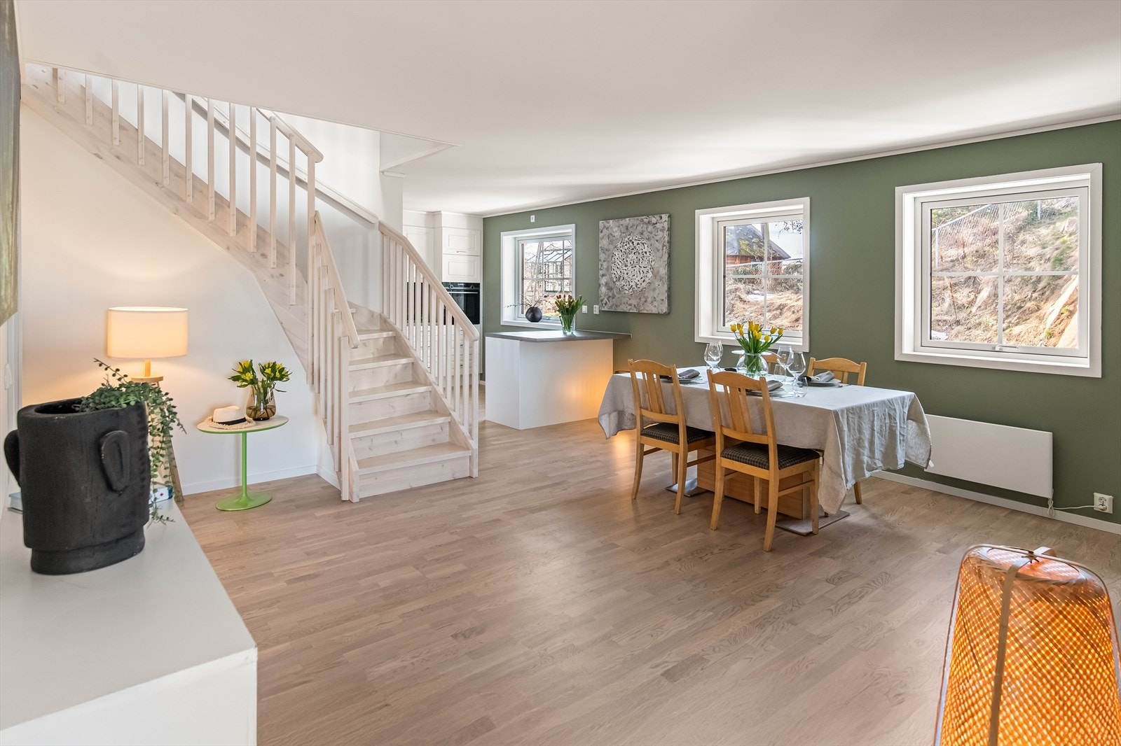 Overflatene preges av pen eikeparkett på gulv mot slette veggoverflater og lys himling. Galleribilde