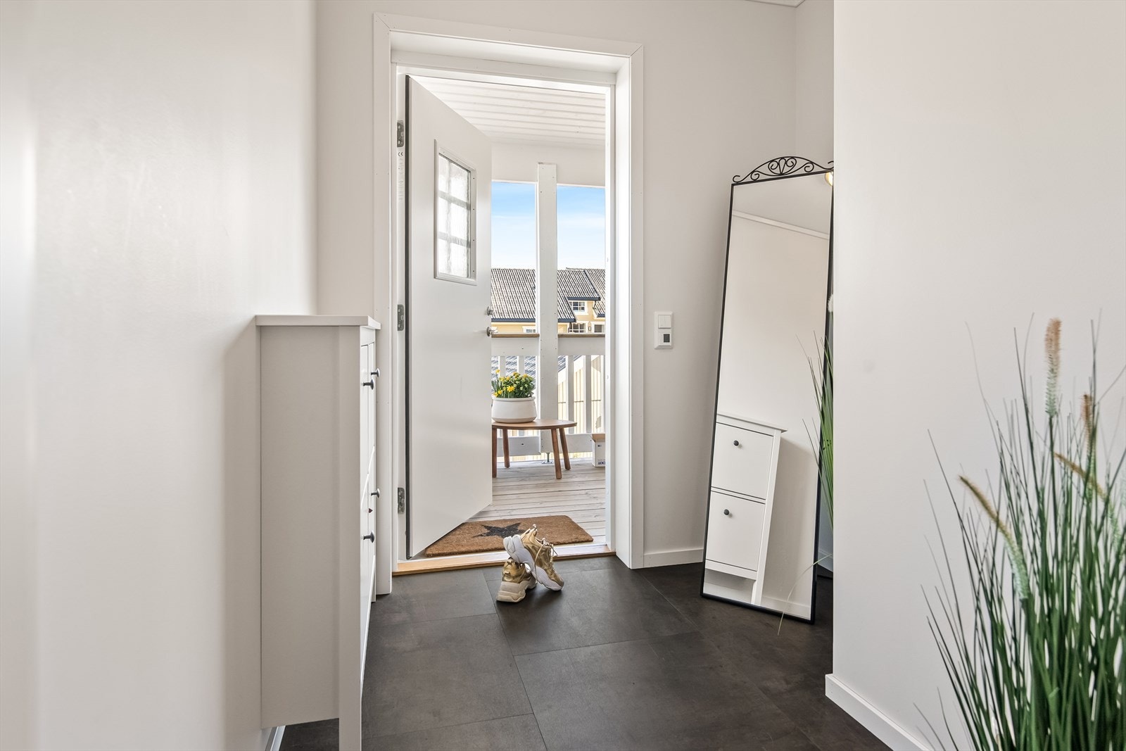 Her er det plass til både garderobe og knaggrekke, og i tillegg har du direkte tilgang til en praktisk bod. Gulvet er belagt med fliser med varmekabler, og de lysmalte veggene skaper et rent og moderne uttrykk. Galleribilde