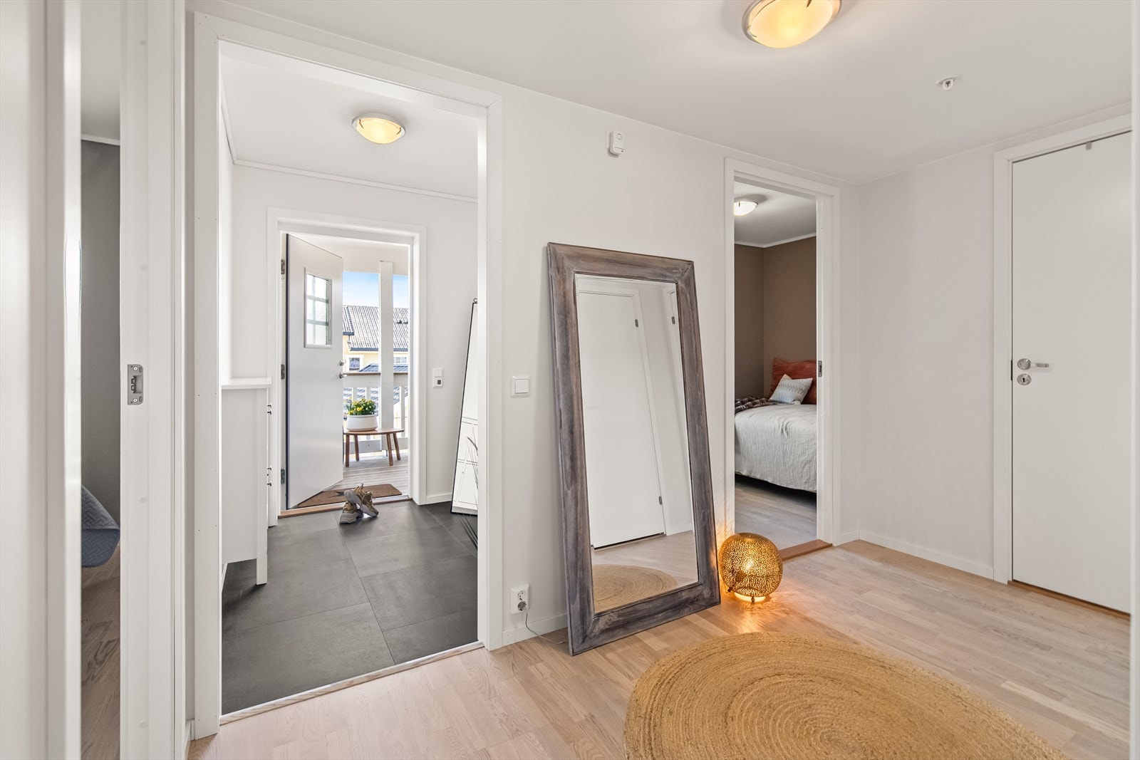 Her blir du møtt av en en lys og innbydende velkomst som bidrar til et godt førsteinntrykk av boligen. Galleribilde