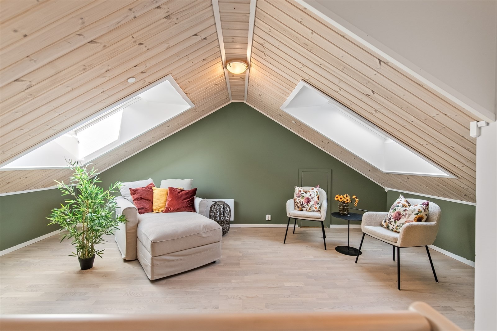 Andre plan byr på en stilig loftstue - perfekt allrom tilbaketrukket fra resten av oppholdsrommene. Galleribilde