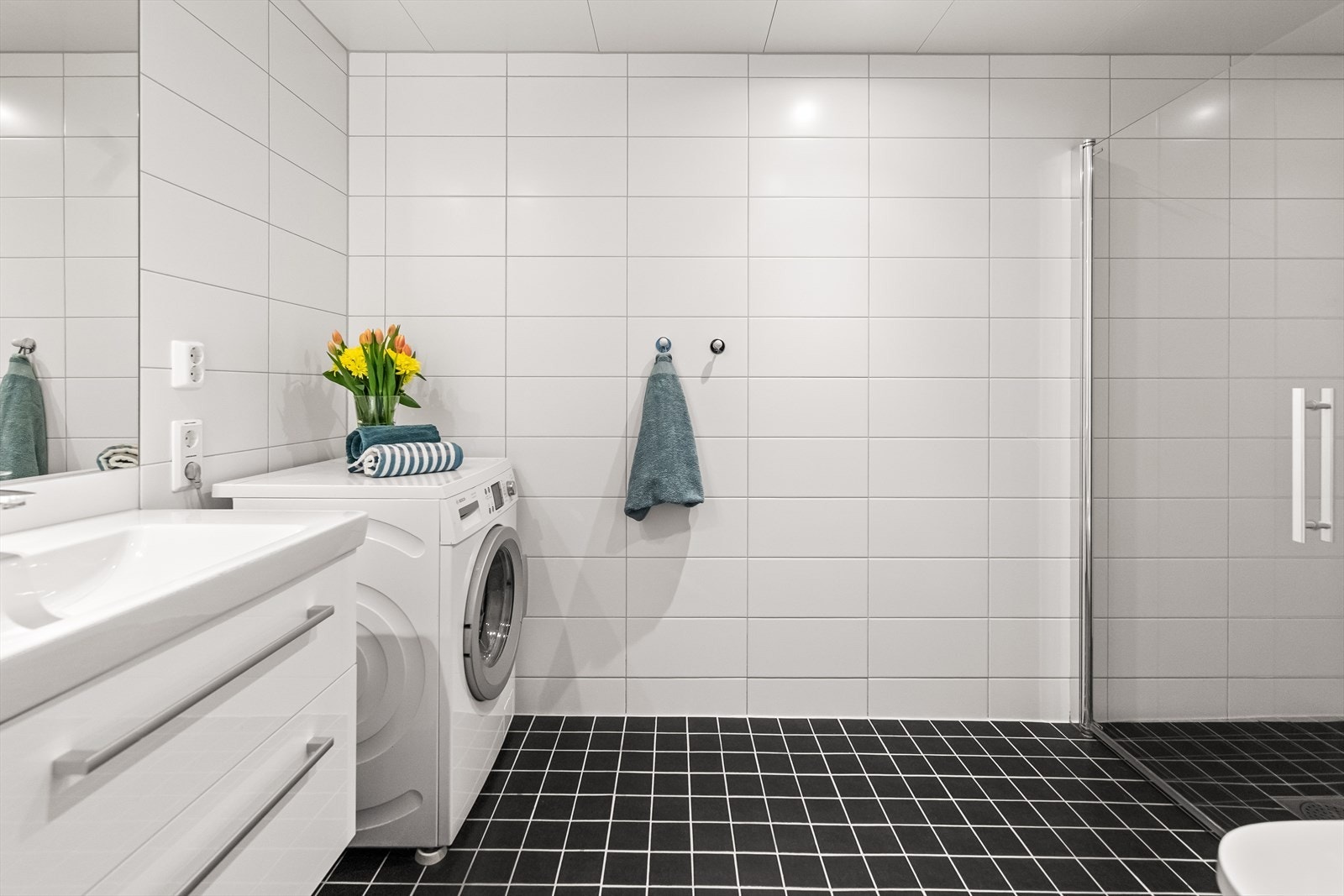 Begge baderommene er helflislagte med moderne fliser, i tillegg til at det er elektrisk varmekabler i gulv. Badet på hovedplan har i tillegg opplegg til vaskemaskin/tørketrommel. Galleribilde