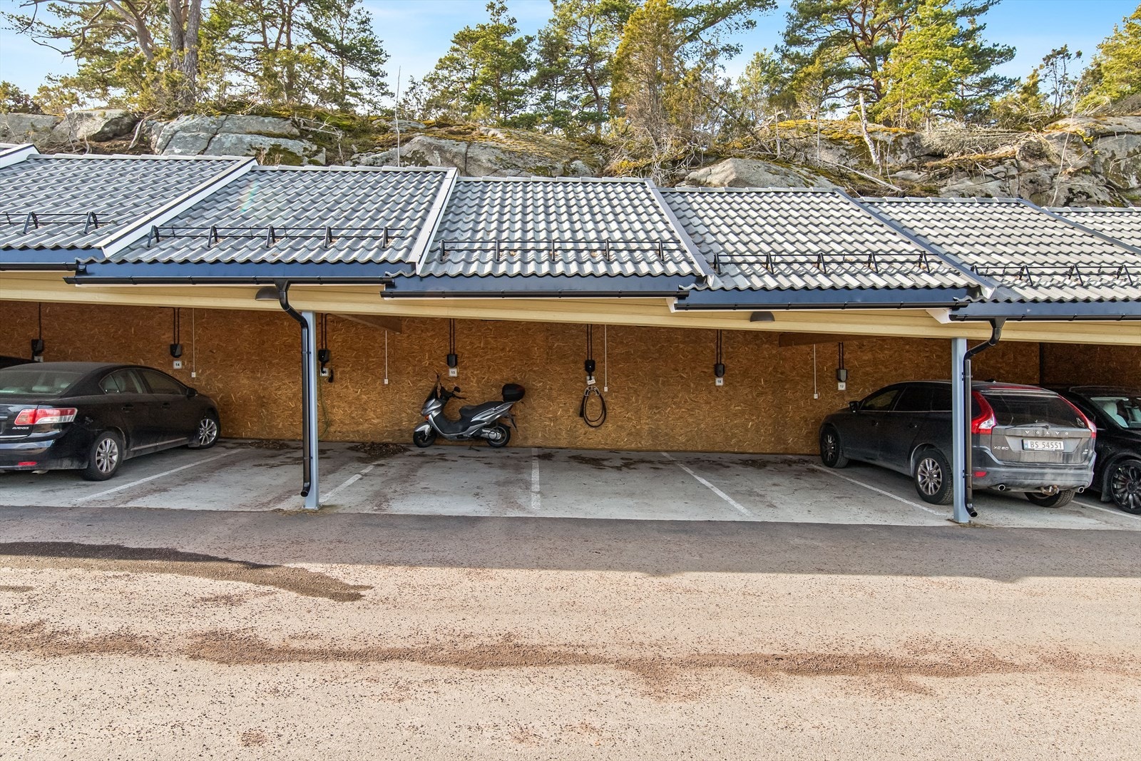 Medfølgende parkering i carport m/elbil-lader. Galleribilde