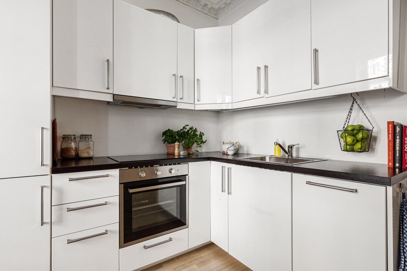 Det er godt med oppbevaringsplass i skuffer og skap som gjør det enkelt å holde orden. Her får dere alt dere trenger! Galleribilde