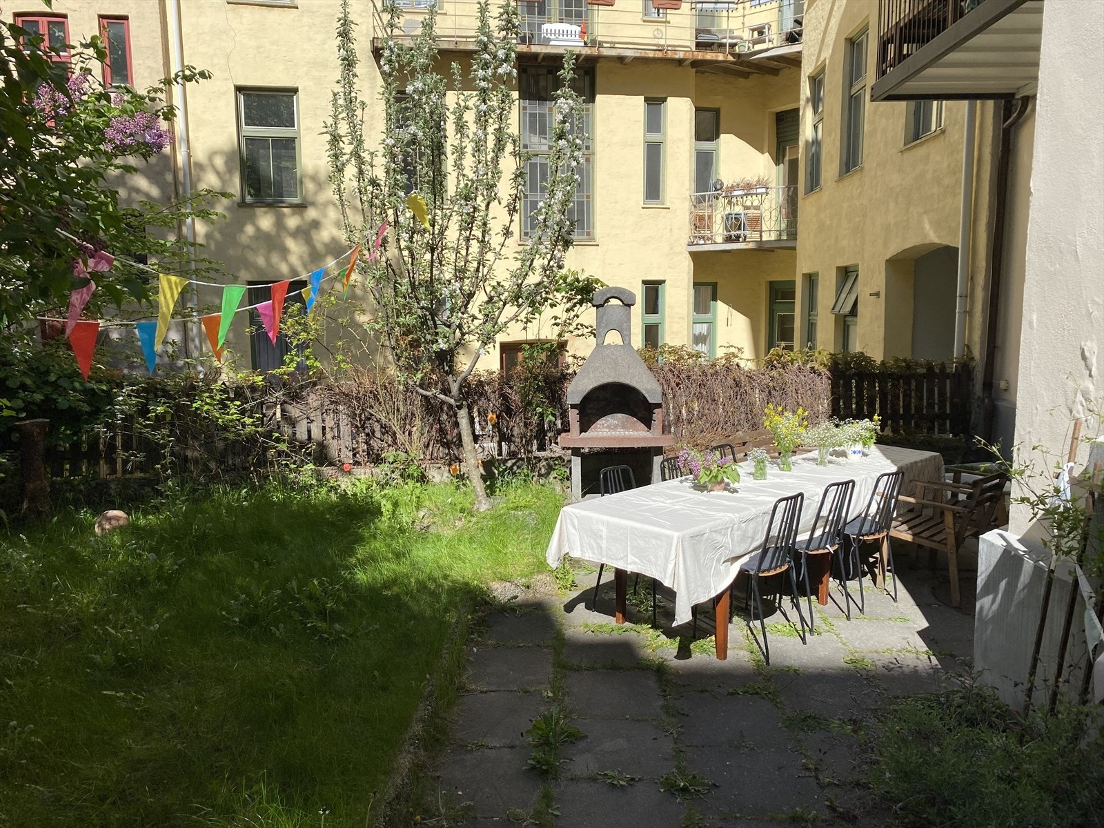 Bakgården egner seg utmerket for sosiale samlinger som bursdag eller 17.mai. Dagens eiere har tilbrakt mange solfylte dager her ute. Galleribilde