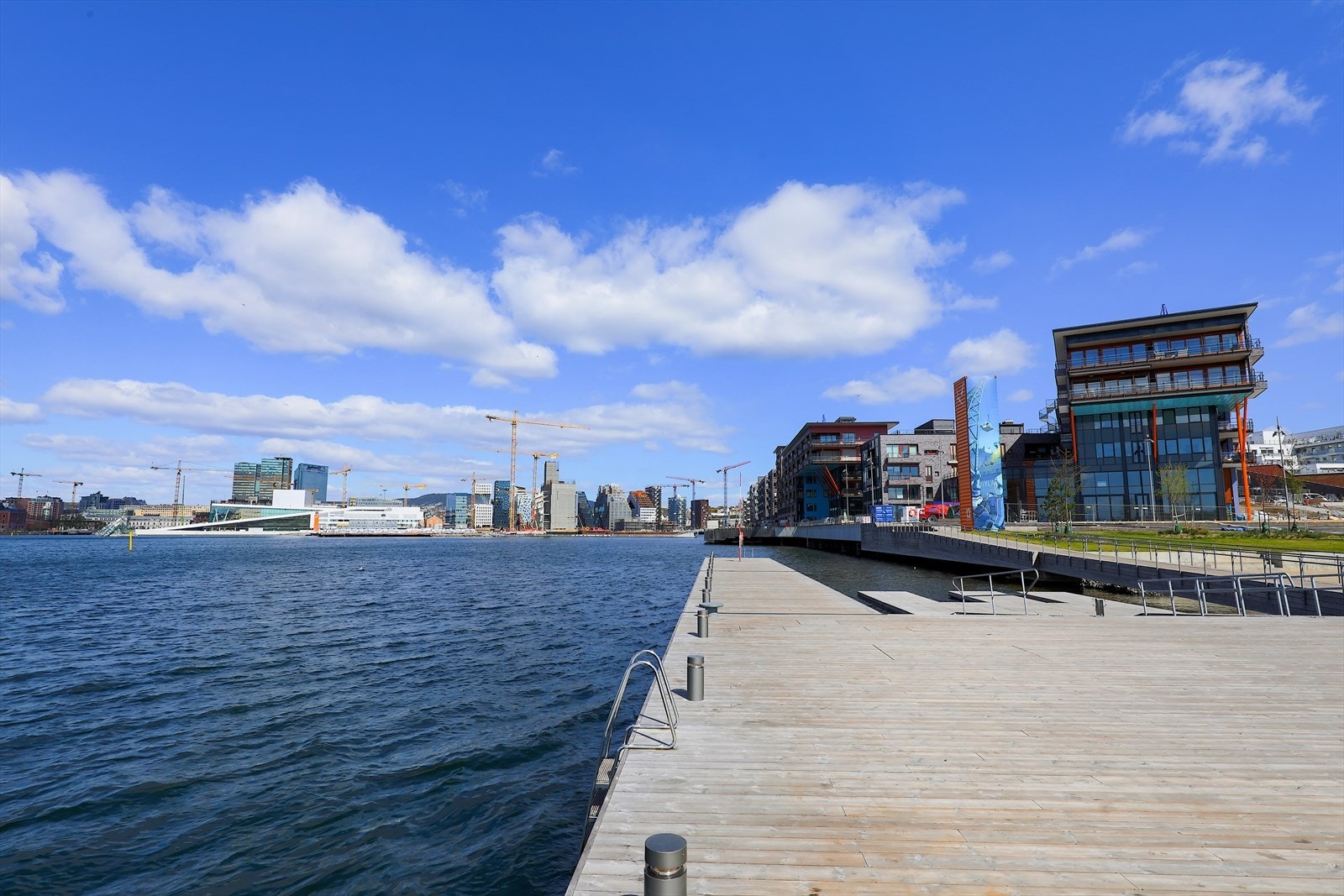 Kun en spasertur ned til Sørengkaia hvor et deilig bad kan nytes. Galleribilde