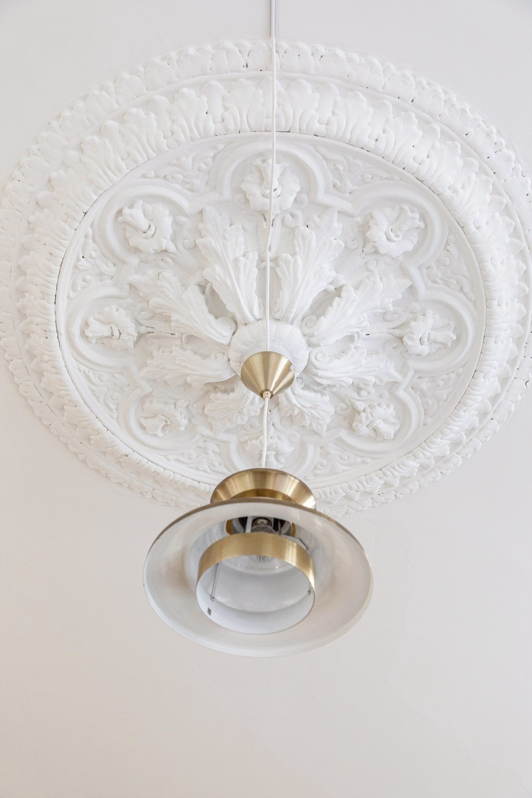 Den originale stukkaturen og rosetten gir et tidløst og elegant preg på oppholdsrommet. Galleribilde