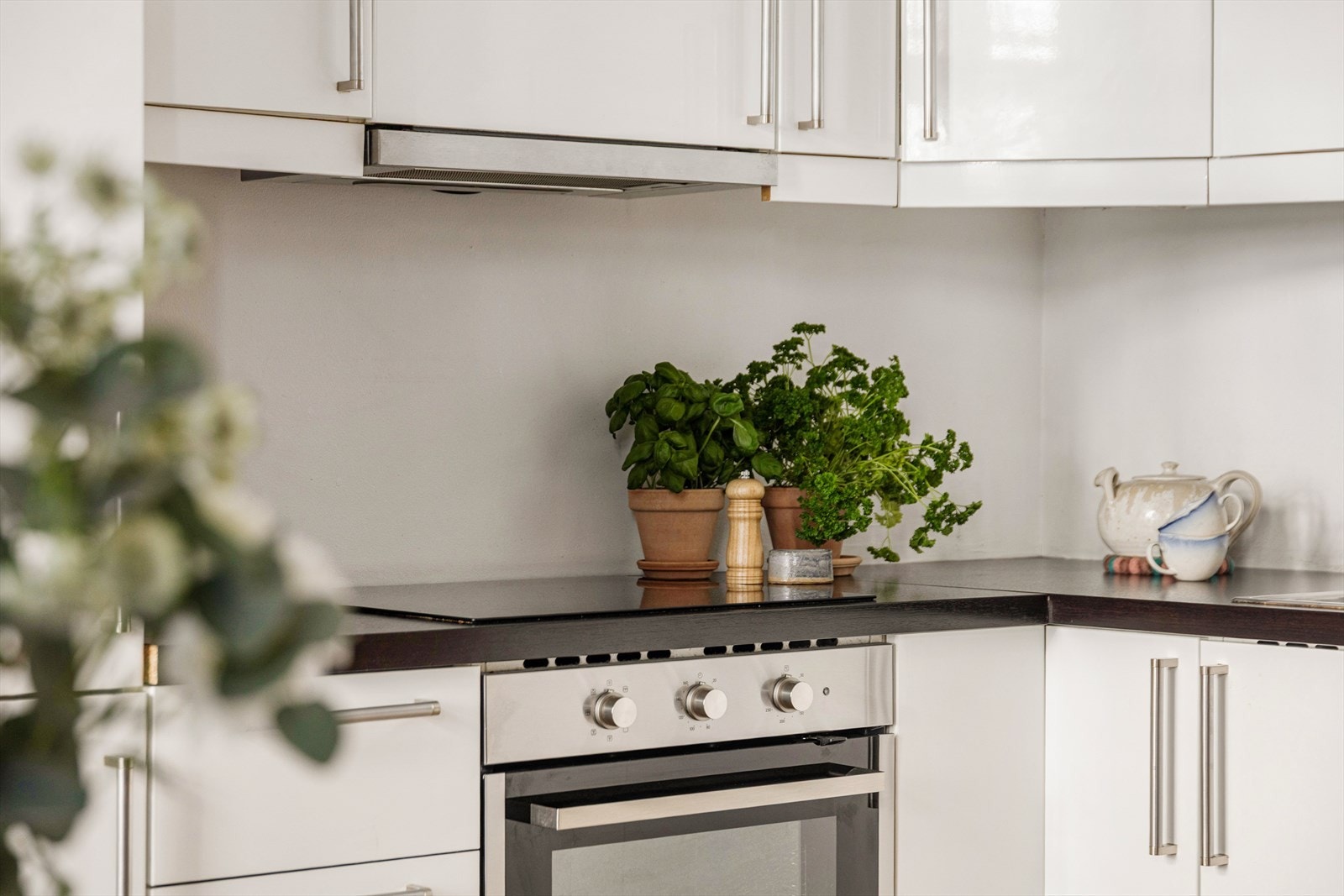 Kjøkkenet er utstyrt med integrerte hvitevarer, inkludert komfyr, platetopp, oppvaskmaskin samt kjøleskap og fryser - alt for å gjøre matlagingen enklere og mer effektiv. Galleribilde