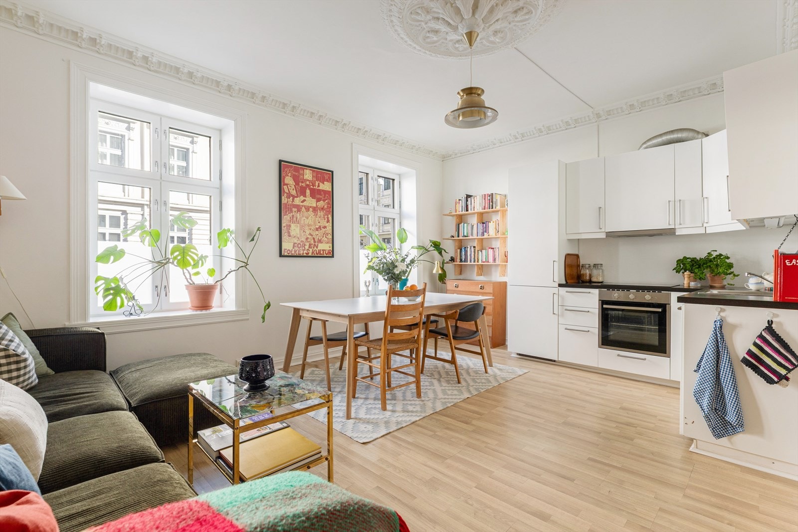 Velkommen til Schweigaards gate 59! Denne lyse og moderne leiligheten kombinerer klassiske detaljer med tidsriktige løsninger. Vi ses på visning! Galleribilde