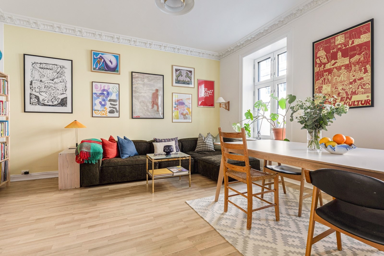 Lys og innbydende stue med god plass til sofagruppe, salongbord samt TV-møblement. Galleribilde