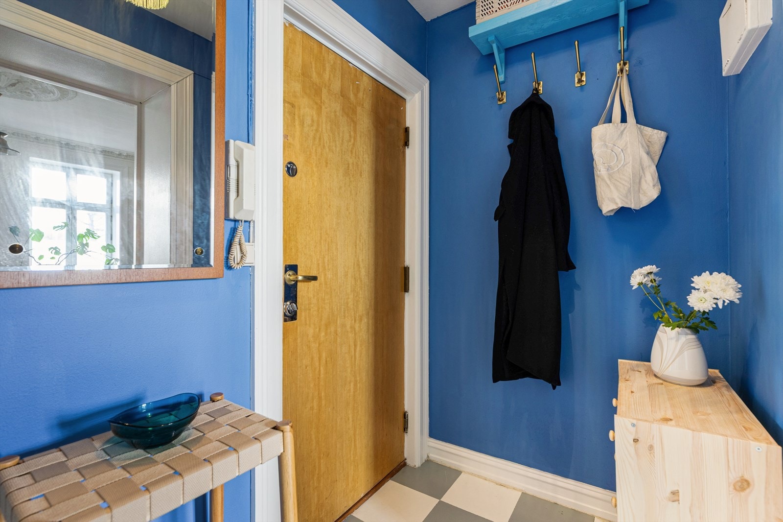 Entréen har god plass til å henge fra yttertøy og sette fra seg sko. Galleribilde