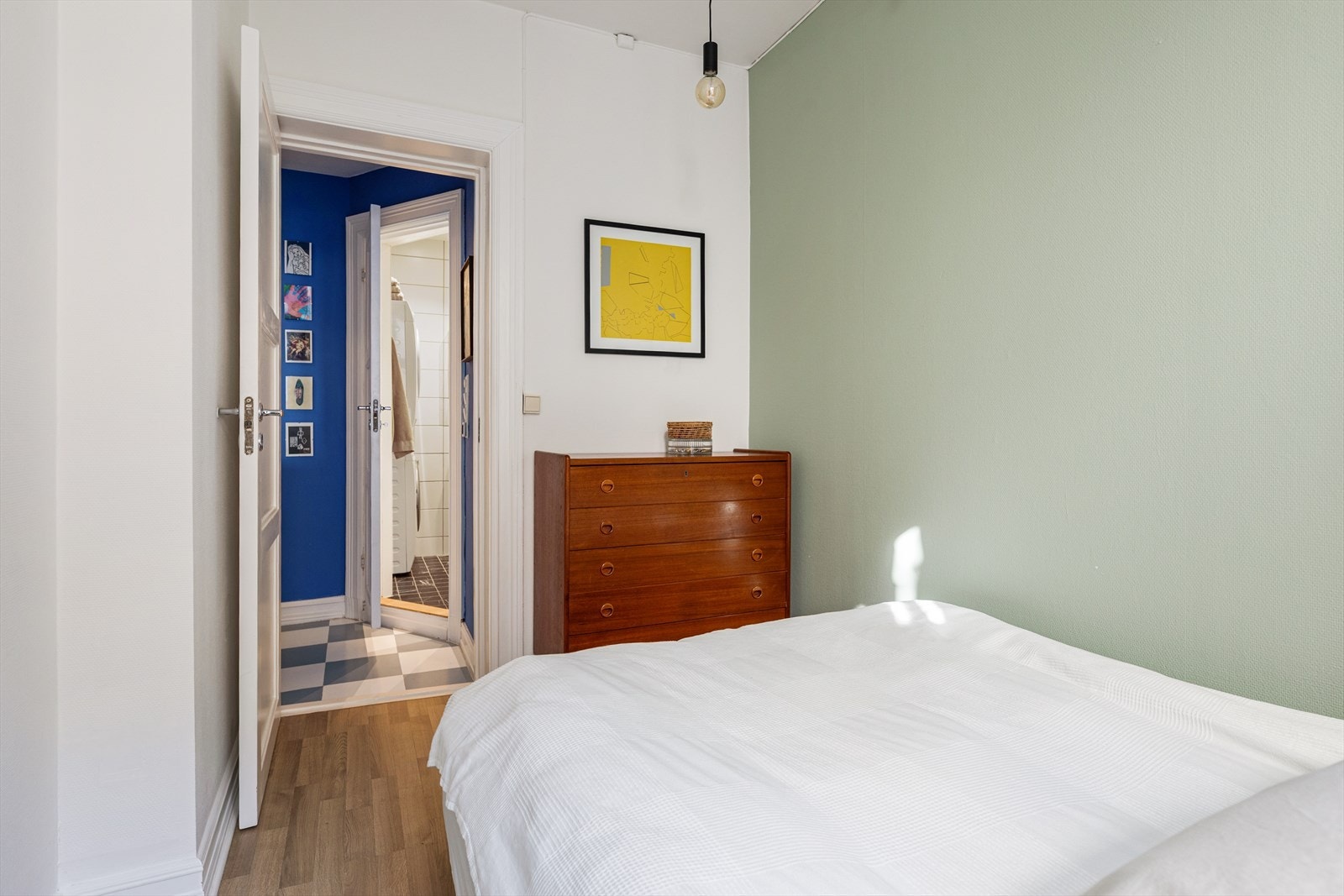 Det naturlige lysinnslippet fremhever de harmoniske fargetonene i rommet. Galleribilde