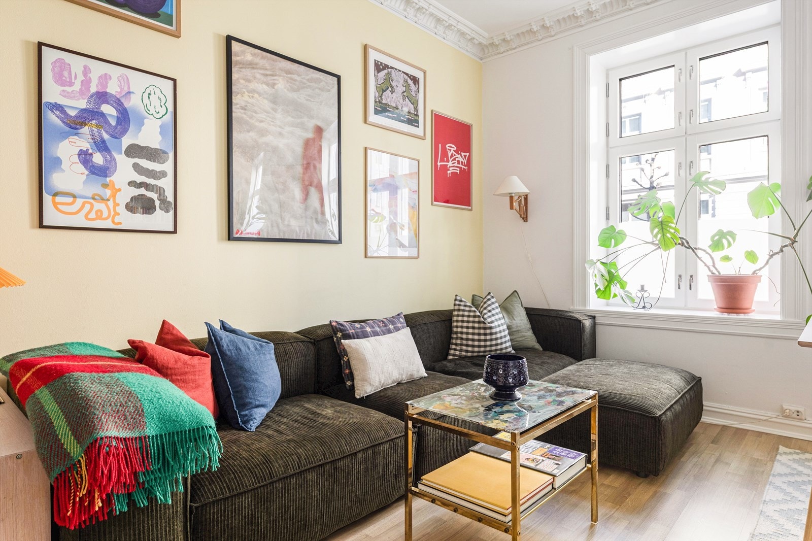 Store vinduer med dype karmer sørger for godt med naturlig lysinnslipp. Galleribilde