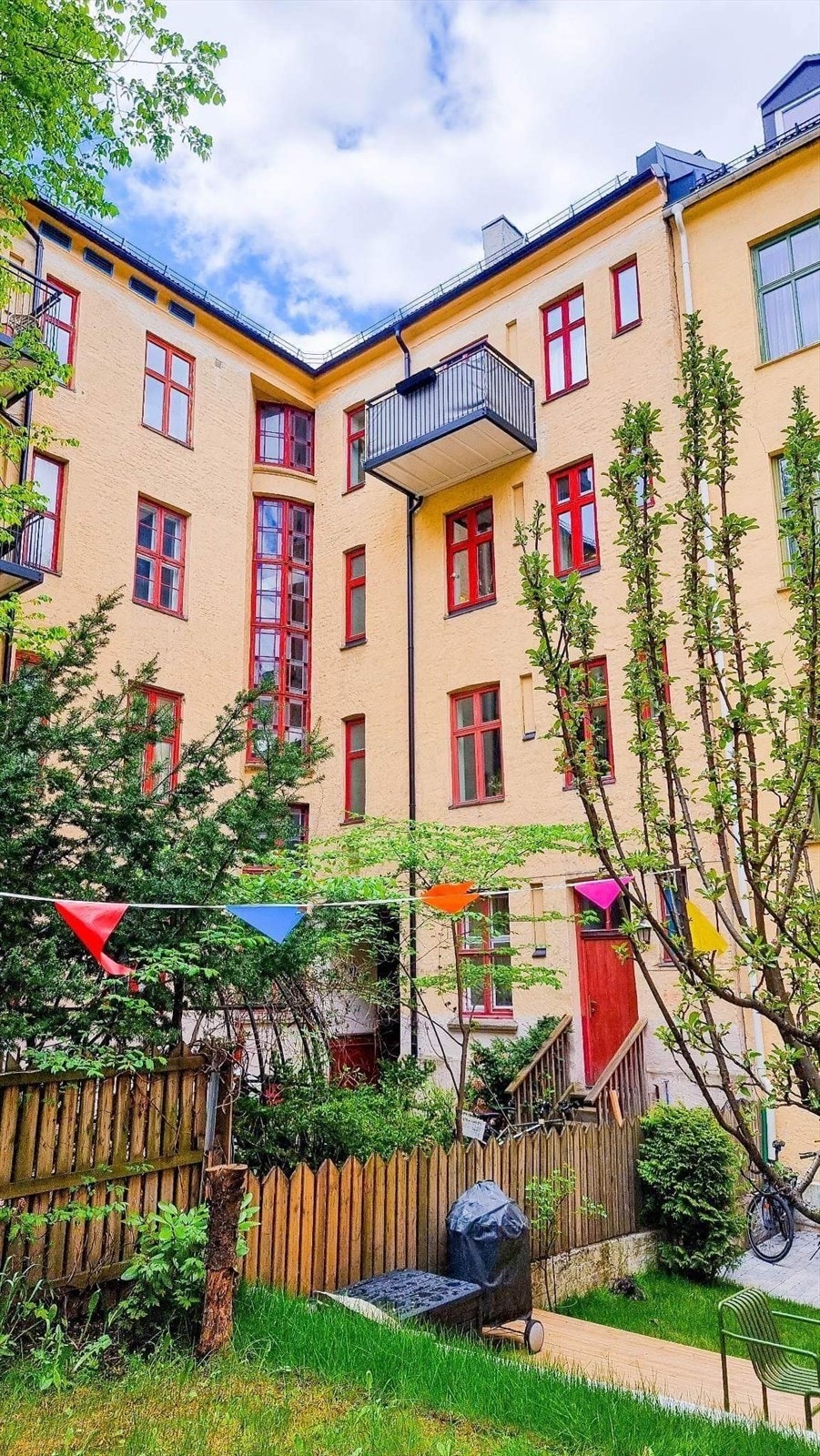 Selgers eget bilde av den herlige bakgården. Her kan varme dager nytes i hyggelige lag! Galleribilde