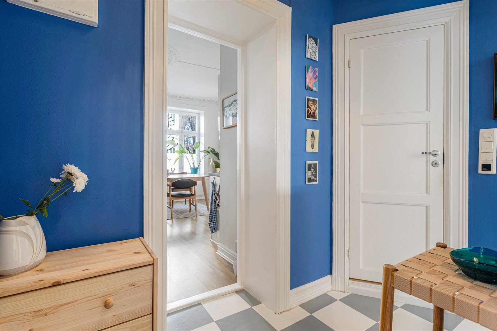 Entréen har et stilfullt og karakteristisk uttrykk med sine dype blå vegger og sjakkmønstret gulv. Galleribilde