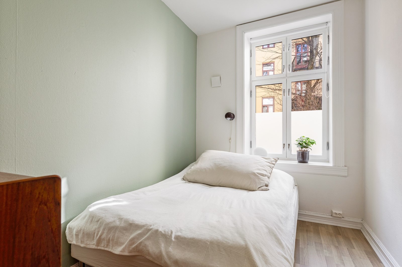 Soverommet er av god størrelse med plass til dobbeltseng, tilhørende nattbord samt garderobeløsning. Galleribilde