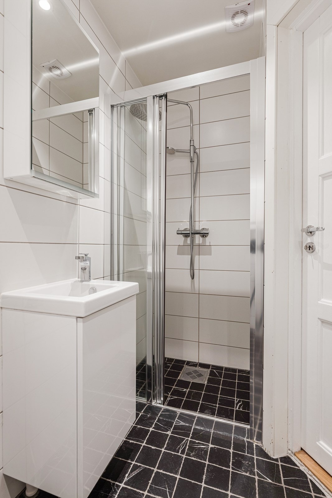 Badet har etablert gulvvarme for ekstra komfort - et herlig sted å starte dagen! Galleribilde